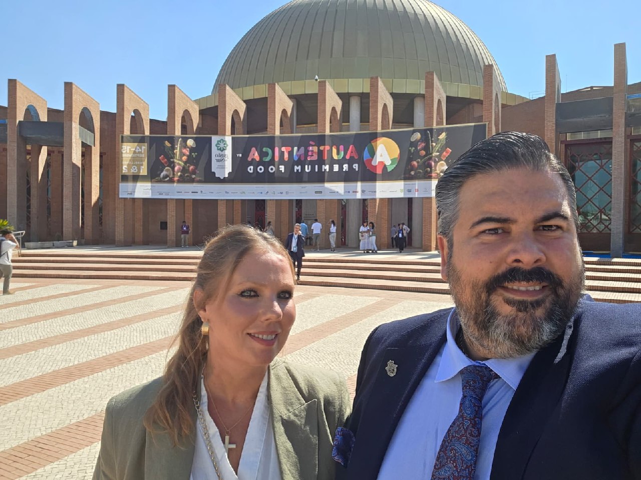 Gonzalo Fernández-Sambruno y Susana Pedrero, de Claver & Egler, ante la entrada de Auténtica Premium Food en Sevilla.