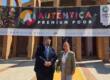 Gonzalo Fernández-Sambruno y Susana Pedrero posan bajo el arco de Auténtica Premium Food.