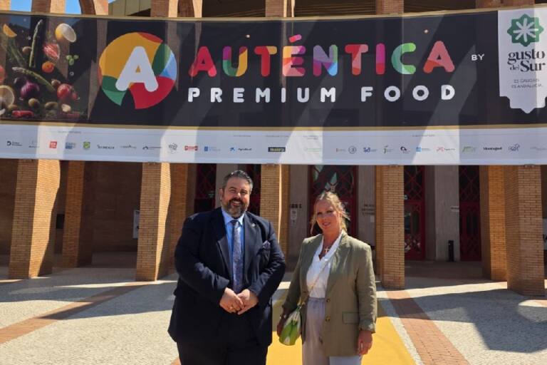 Gonzalo Fernández-Sambruno y Susana Pedrero posan bajo el arco de Auténtica Premium Food.