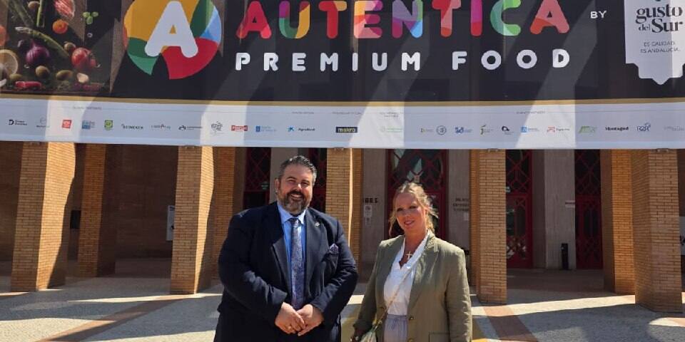claver egler autentica landaluz 2 Gonzalo Fernández-Sambruno y Susana Pedrero posan bajo el arco de Auténtica Premium Food.