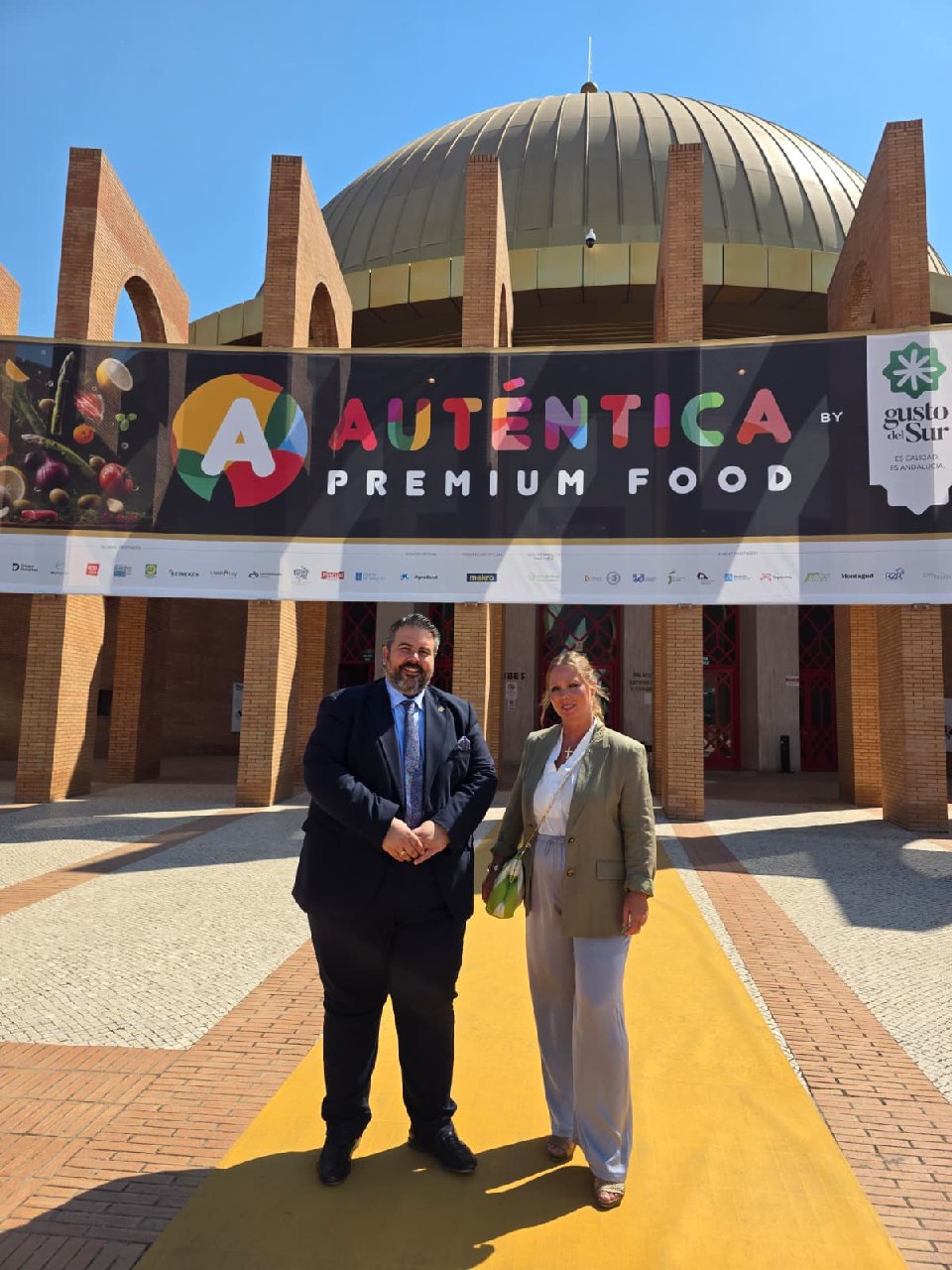 Gonzalo Fernández-Sambruno y Susana Pedrero posan bajo el arco de Auténtica Premium Food.