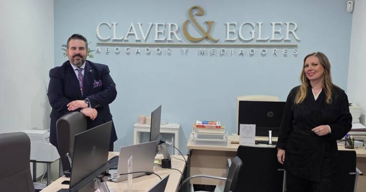 Gonzalo Juan Fernández-Sambruno Claver y Susana Pedrero Lagares en la sede de Claver & Egler en Sevilla