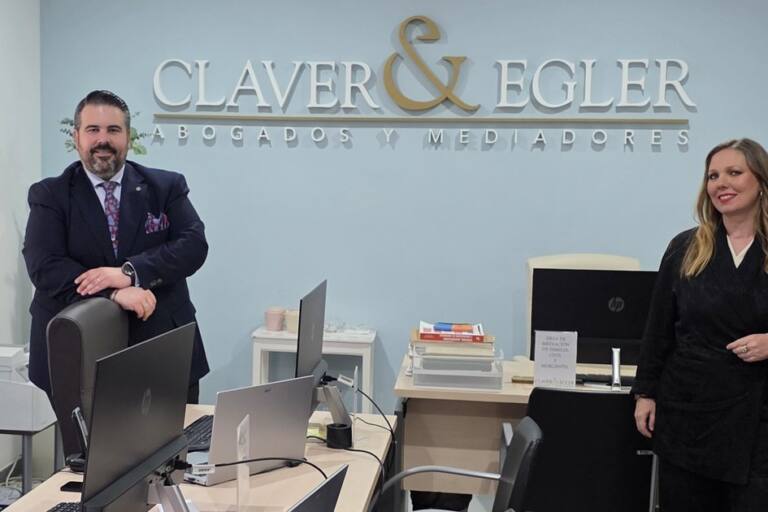 Gonzalo Juan Fernández-Sambruno Claver y Susana Pedrero Lagares en la sede de Claver & Egler en Sevilla